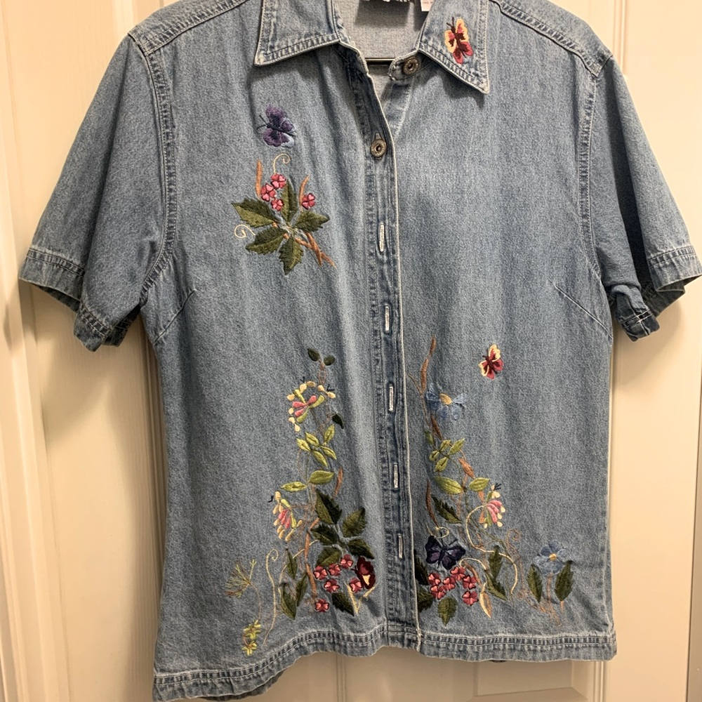 Women’s denim button up shirt. Vintage it is !!!!!